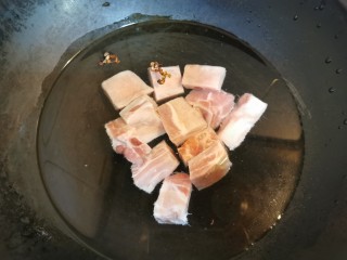 2、四季豆烧排骨,排骨洗净入锅，加水加几粒干花椒焯水，水开后即可盛出备用