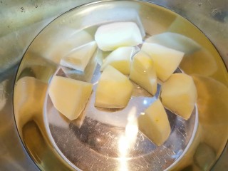 3、四季豆烧排骨,土豆切块用水冲洗掉多的淀粉