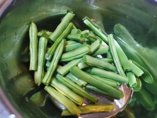 4、四季豆烧排骨,四季豆摘好洗净