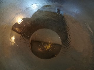 5、四季豆烧排骨,锅里热油，中小火加适量白糖，烧至锅里冒细小泡泡