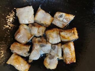 6、四季豆烧排骨,加入焯好水的排骨，煎炒至排骨微焦