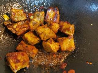 8、四季豆烧排骨,排骨混入酱料翻炒均匀