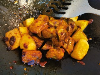 9、四季豆烧排骨,加入土豆块继续翻炒一会儿