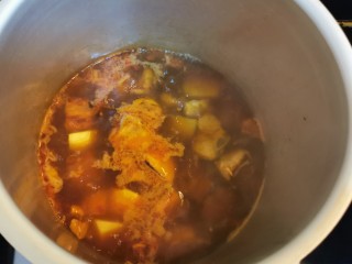 11、四季豆烧排骨,转入压力锅炖煮10分钟（想要快一点就转压力锅炖煮，若不着急也可不用压力锅，普通的锅炖煮30分钟左右）