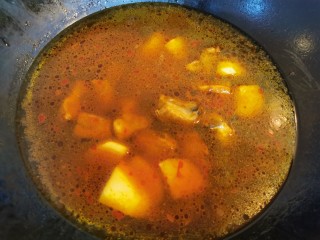 10、四季豆烧排骨,大火锅里加水至刚好淹没排骨土豆烧开、炖煮