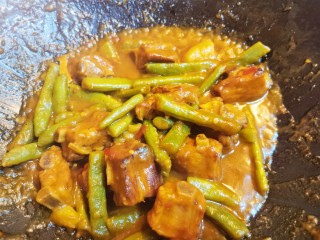 14、四季豆烧排骨,收到还剩少许汤汁即可出锅