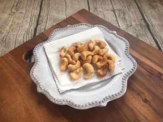 1、厨房挑战 素菜 腰果全素,用厨房用纸吸一下油，放到凉透了备用。