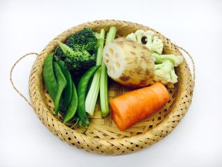 2、厨房挑战 素菜 腰果全素,准备好的蔬菜。