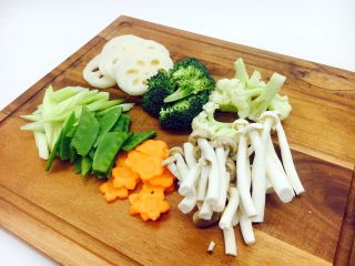 3、厨房挑战 素菜 腰果全素,把芹菜切成小段，荷兰豆切成段，胡萝卜切成片，藕切成片，西兰花掰成小朵，菜花掰成小朵，鲜蘑菇切去老根。
