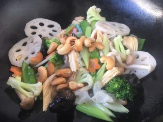 9、厨房挑战 素菜 腰果全素,最后放入油炸过的腰果，翻炒均匀即可。