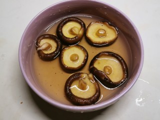 1、香菇豆腐汤,干香菇 清洗干净 用清水泡发