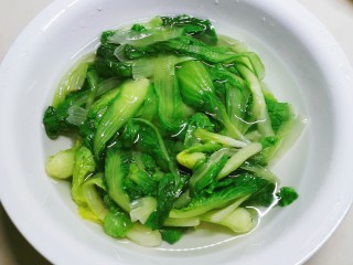 4、香菇豆腐汤,青菜清洗干净  沸水汆烫捞出