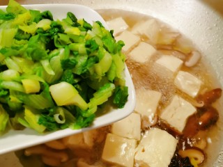 10、香菇豆腐汤,放入焯水后的青菜