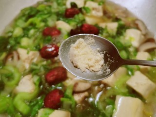 14、香菇豆腐汤,放入鸡粉调味
