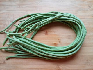 1、干煸豇豆,准备好新鲜的豇豆。