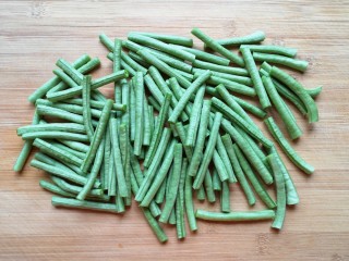 2、干煸豇豆,掐去两头切成段。