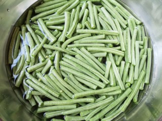 3、干煸豇豆,放在水里浸泡一下清洗干净,捞出控一下水分备用。