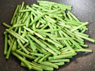 7、干煸豇豆,大火翻炒至豇豆变色。