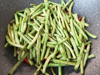 12、干煸豇豆,下入炒过的豇豆翻炒均匀。