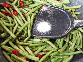 14、干煸豇豆,放盐调味。