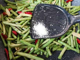 15、干煸豇豆,放鸡精增加口感。