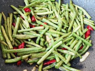 16、干煸豇豆,翻炒均匀即可。