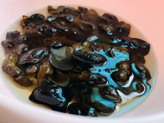 2、芹菜炒木耳,木耳泡发；