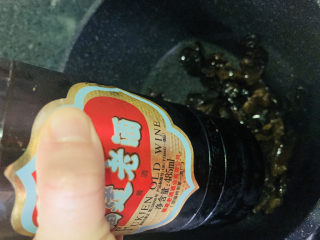 8、芹菜炒木耳,加料酒；