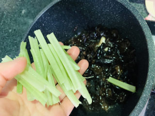 11、芹菜炒木耳,加芹菜；