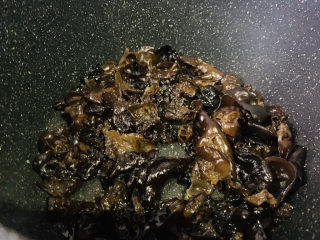 10、芹菜炒木耳,翻炒均匀，木耳多炒一会，如果很干，可以加些清水；