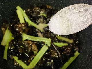 13、芹菜炒木耳,加味精；