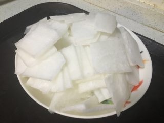 1、家常菜 水煮白萝卜片,萝卜切片