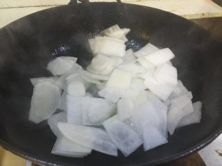 2、家常菜 水煮白萝卜片,锅内加少量油。烧红后，放入白萝卜片。炒起来