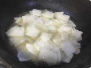 3、家常菜 水煮白萝卜片,萝卜炒到七成熟的时候。加水。