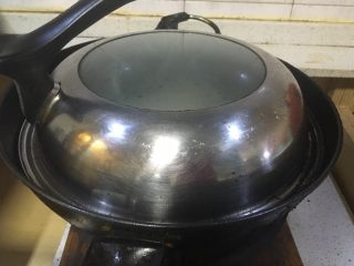 4、家常菜 水煮白萝卜片,接下来。加锅盖。焖一会儿。