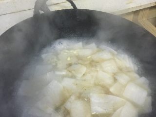 5、家常菜 水煮白萝卜片,锅内水沸腾后。加入蒜末。开锅盖煮一煮。萝卜不怕煮的哦