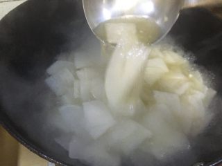 6、家常菜 水煮白萝卜片,加入盐。味精。开始调味。