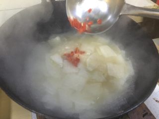 7、家常菜 水煮白萝卜片,喜欢吃带点辣味的。可以加点新鲜红辣椒。煮一小会儿。就可以出锅了