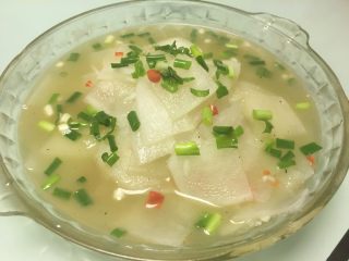 8、家常菜 水煮白萝卜片,入盘。撒上葱花。就可以啦！