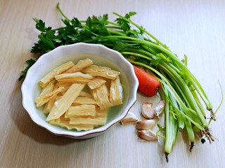 1、蒜蓉腐竹炒芹菜,准备食材，腐竹提前冷水泡发。