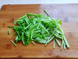 2、蒜蓉腐竹炒芹菜,芹菜去掉叶子，洗干净再切段。