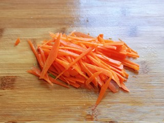 3、蒜蓉腐竹炒芹菜,胡萝卜去皮切丝。