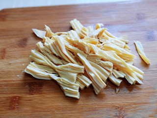 4、蒜蓉腐竹炒芹菜,泡发的腐竹切小段。