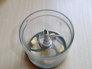 5、蒜蓉腐竹炒芹菜,大蒜去皮放入绞肉机中。