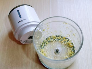 6、蒜蓉腐竹炒芹菜,启动绞肉机绞成蒜蓉。