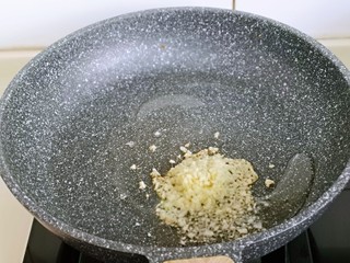 7、蒜蓉腐竹炒芹菜,起油锅，加入蒜蓉炒出香味。