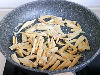 8、蒜蓉腐竹炒芹菜,再加入腐竹翻炒。