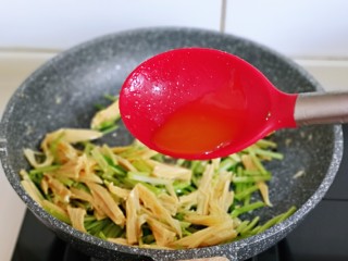 11、蒜蓉腐竹炒芹菜,再加入鸡汁。(高汤也可以)