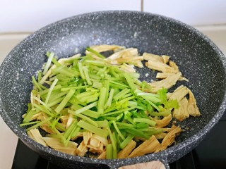 9、蒜蓉腐竹炒芹菜,加入芹菜翻炒均匀。