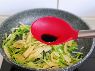 10、蒜蓉腐竹炒芹菜,再加入一小勺生抽提鲜，不要太多。